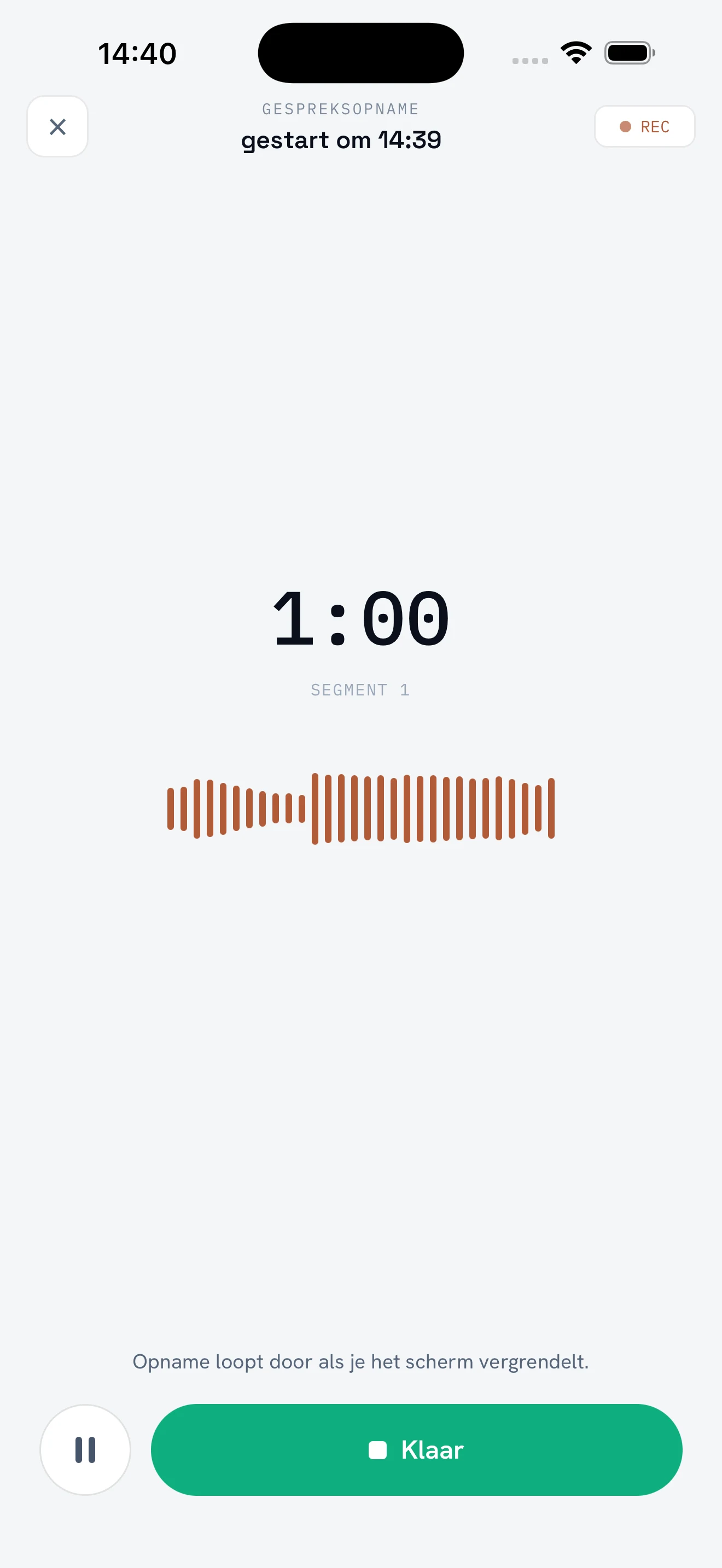 Een lopende gespreksopname in de Numaga-app: timer op één minuut, segment 1, geluidsgolf en de melding dat de opname doorloopt bij een vergrendeld scherm