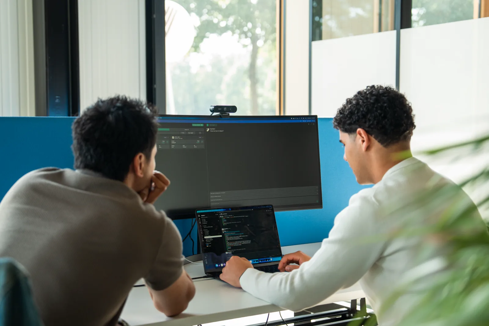 Zwei Engineers von Replikate bei der Arbeit an der Numaga-App