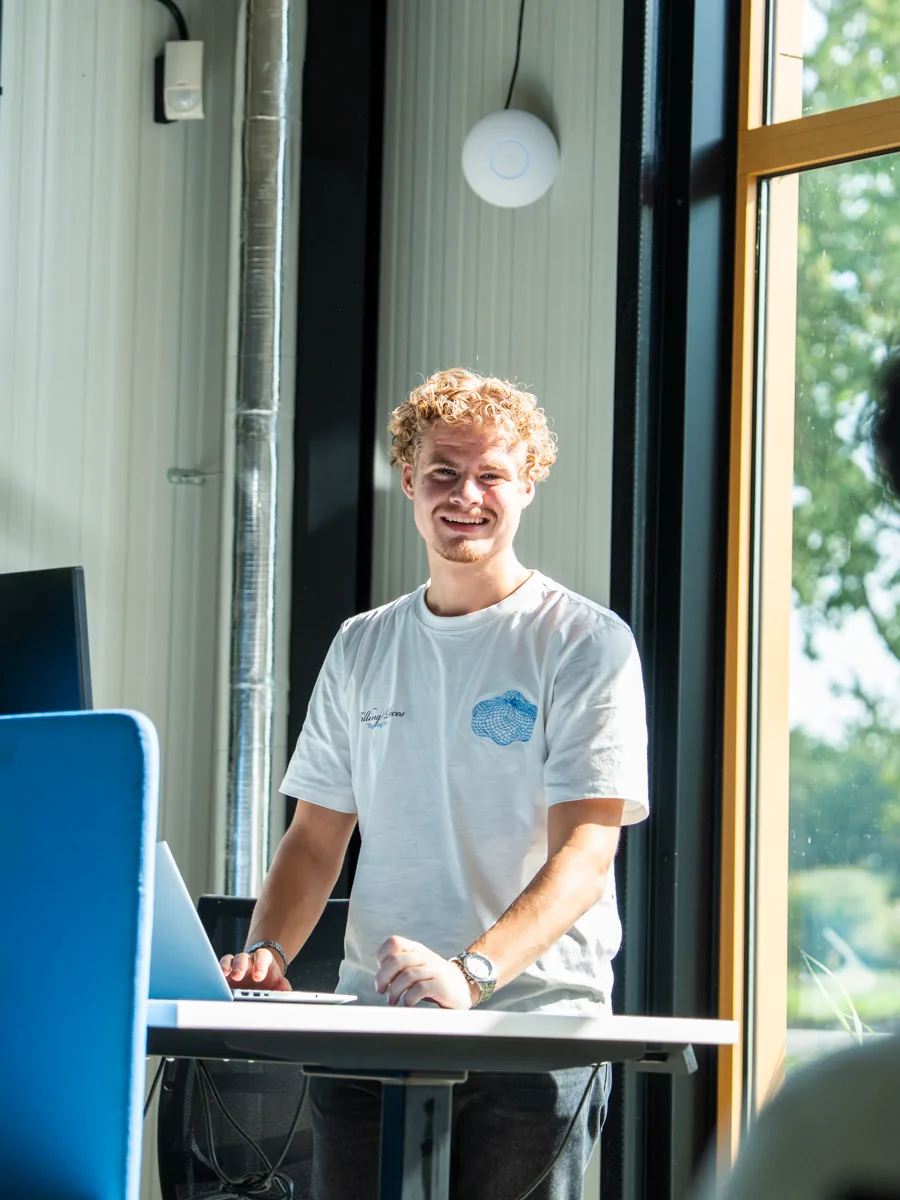 Ein Kollege am Stehschreibtisch im Büro in Nijmegen